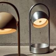 FRANDSEN LED-bordslampa Ball Portable, sandgrå, stål