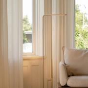 UMAGE LED-golvlampa Omni, mässingsfärgad, höjd 143 cm, 2 lampor