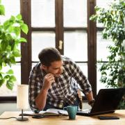 FH Lighting Bordslampa Kira, textilskärm, svart/sand