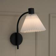 Markslöjd Mira vägglampa, svart/vit, järn/väv, bredd 22 cm