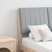 vidaXL Klädd sänggavel Ljusgrå 120 cm Massiv furu