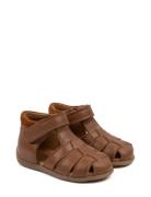 Pom Pom Starters™ Velcro Sandal Brun